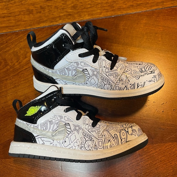 Jordan 1s toddler. Gently worn - Picture 1 of 9